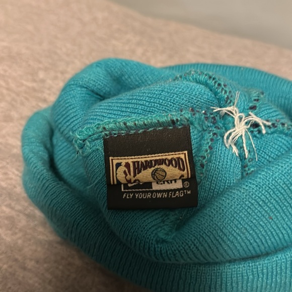 NEW ERA HARDWOOD CHAROLETTE HORNETS BEANIE - Picture 3 of 3